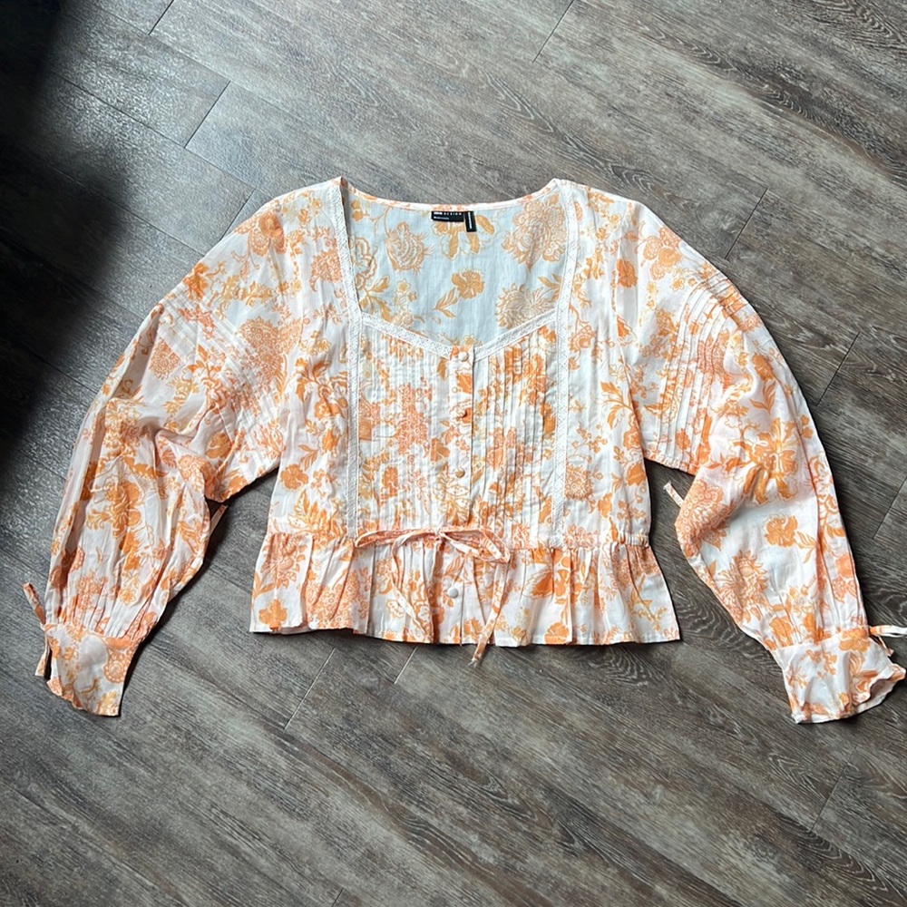 Light material pattern top NWOT